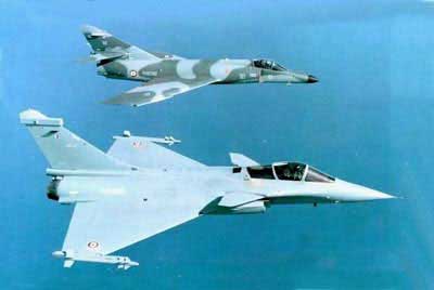 Dassaukt Rafale M med Super Etendard i baggrunden