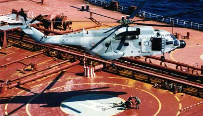 SA 321G Super Frelon hover over et tankskib