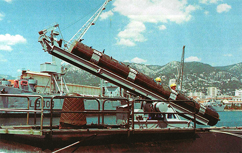 DCN F-17 tung torpedo bliver lastet ombord på en af den franske flådes ubåde af Agosta-klassen. 