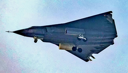 Det nye kinesiske J-36 kampfly under den første flyvning Det nye kinesiske J-36 kampfly under den første flyvning